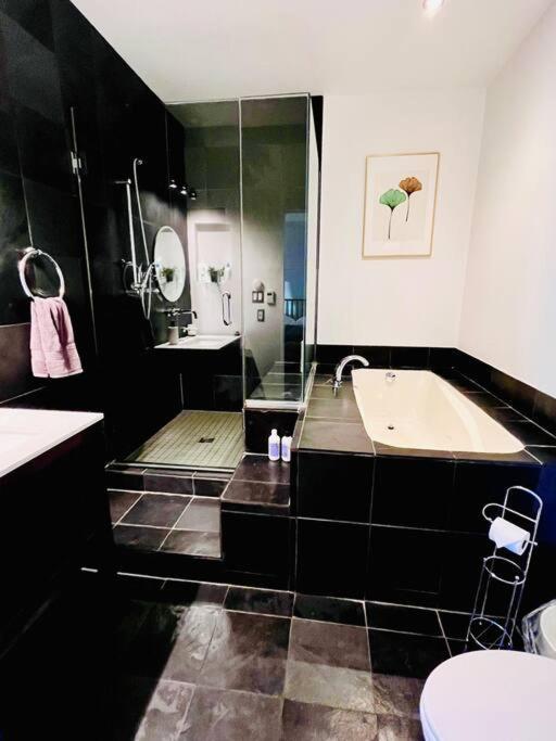 Sunny Penthouse On 17Th Ave, 1 Bedroom, 1 Loft Bed With Ladder, 1 Sofa Bed, Sleeps 6, Downtown Calgary Luaran gambar