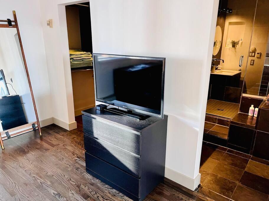 Sunny Penthouse On 17Th Ave, 1 Bedroom, 1 Loft Bed With Ladder, 1 Sofa Bed, Sleeps 6, Downtown Calgary Luaran gambar