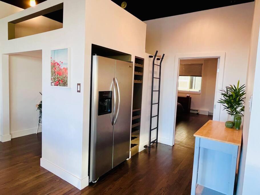 Sunny Penthouse On 17Th Ave, 1 Bedroom, 1 Loft Bed With Ladder, 1 Sofa Bed, Sleeps 6, Downtown Calgary Luaran gambar